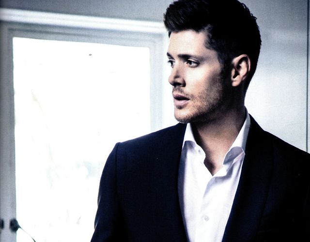 Jensen Ackles, de 'Supernatural', posa para 'Harper's Bazaar'