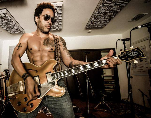 Lenny Kravitz sin camiseta