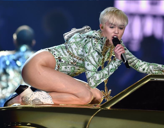 Multas a NBC por emitir el especial 'Bangerz Tour' de Miley Cyrus
