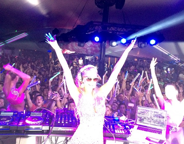 Paris Hilton cobra 2 millones de euros por ser DJ en Ibiza 