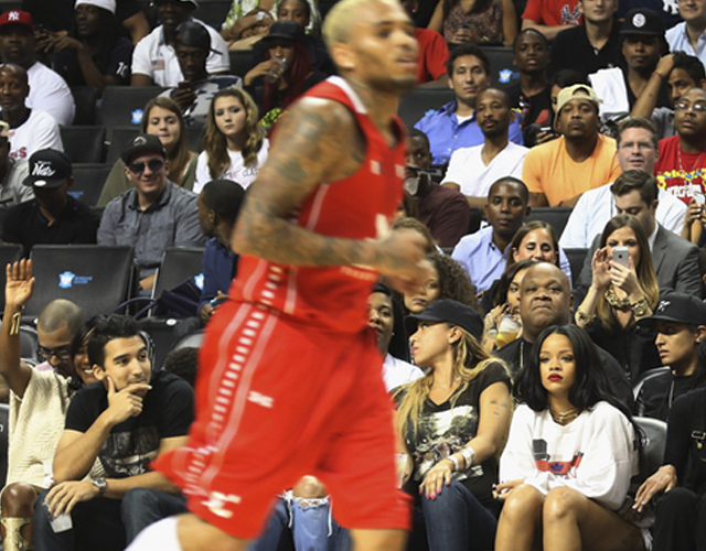 Rihanna, embobada con Chris Brown en un partido benéfico