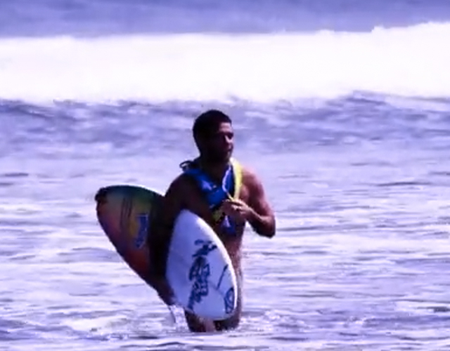 El vídeo del surfero desnudo surcando las olas