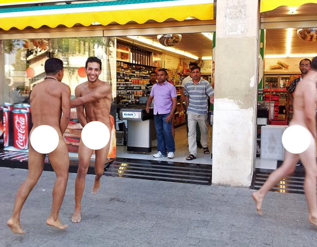 Los turistas desnudos de borrachera en la Barceloneta
