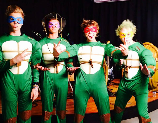 5 Seconds Of Summer desnudos en el escenario