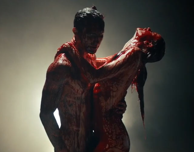 Adam Levine desnudo, ensangrentado y practicando sexo con su mujer en el vídeo de 'Animals' de Maroon 5