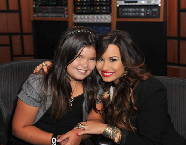 Demi Lovato se enfurece con los que se burlan de la escoliosis de su hermana Maddie