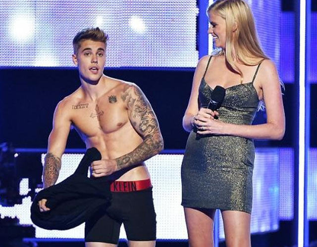 Justin Bieber desnudo al ritmo de los abucheos de 'Fashion Rocks'