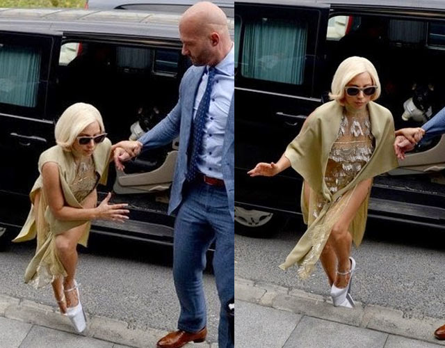 Lady Gaga casi se cae por sus zapatos con plataforma
