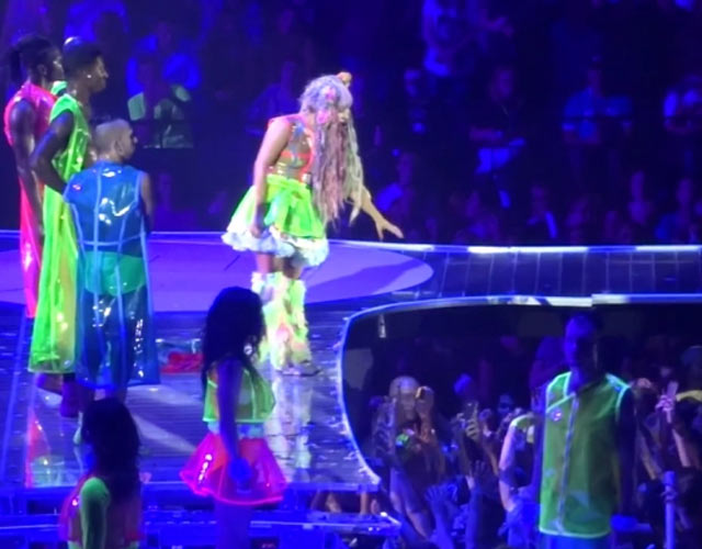 Lady Gaga para una pelea durante un concierto de su 'ArtRAVE: The ARTPOP Ball Tour'