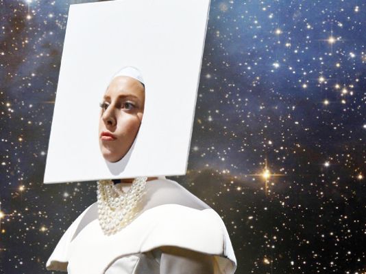 lady gaga se casa en el espacio