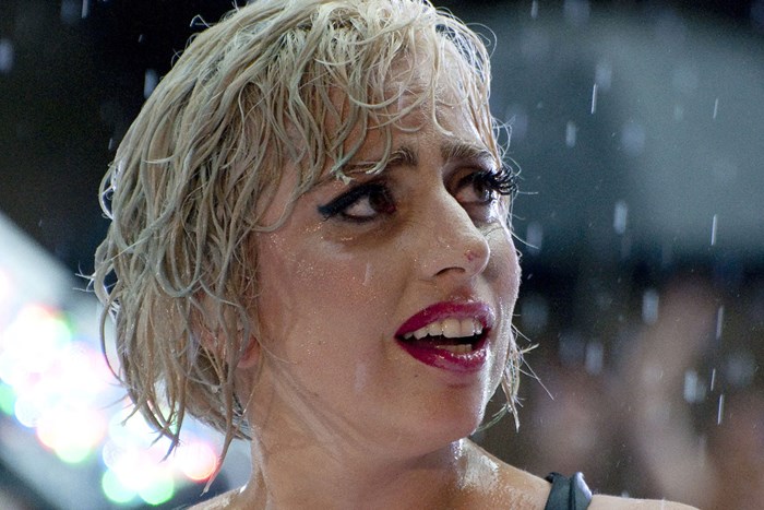 Lady Gaga llora de emoción por un flashmob de homenaje. ¿O no?