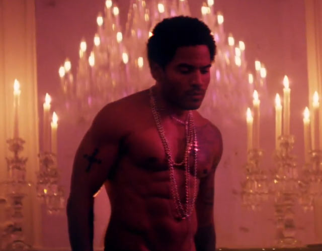 El cuerpazo de Lenny Kravitz desnudo en el vídeo de 'The Chamber'