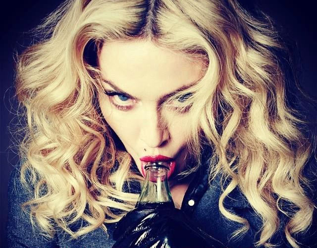 Madonna, chupando una botella en su calendario oficial 2015