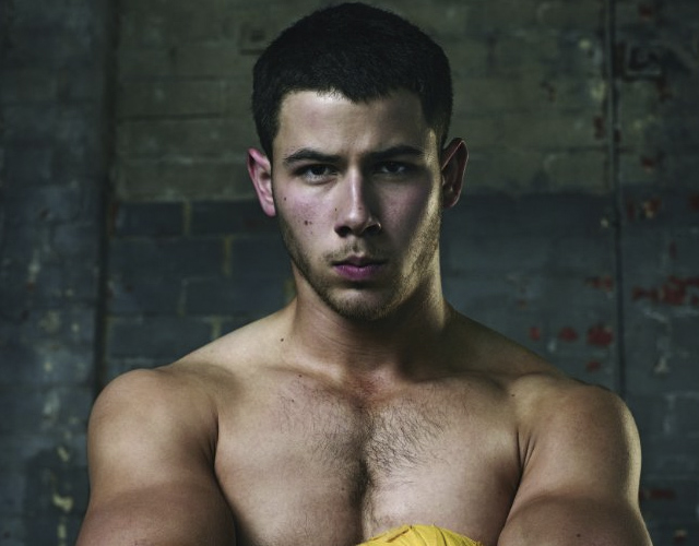 Nick Jonas sin camiseta en las fotos promocionales de 'Kingdom'