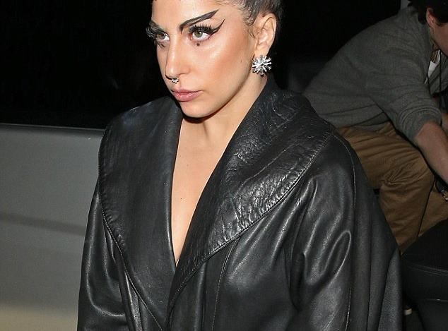 Fotos de Lady Gaga desnuda bajo una gabardina, rollo exhibicionista, en Londres