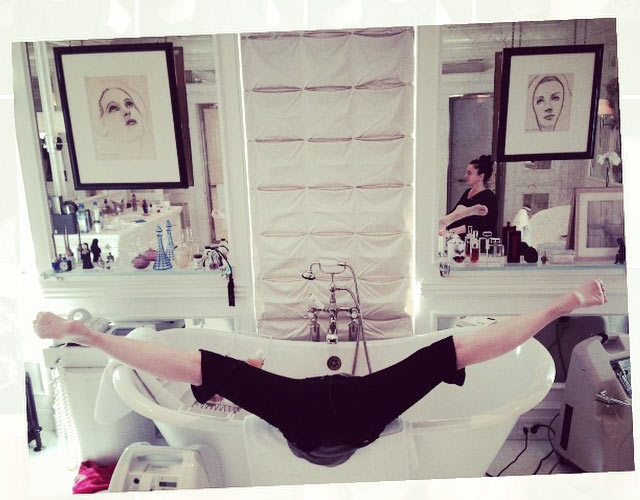 Madonna abierta de piernas y espatarrada en la bañera