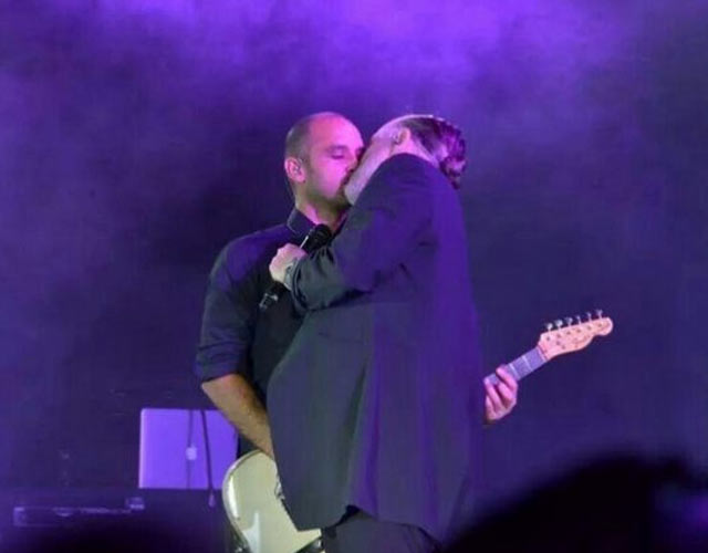 El beso gay de Miguel Bosé y su guitarrista en concierto