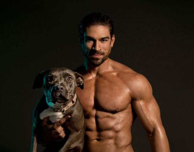 Tíos buenos desnudos y perritos en el calendario Hunks & Hounds