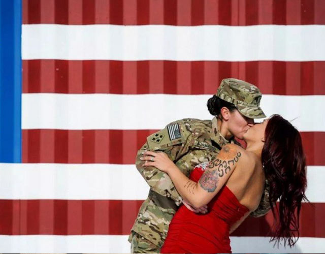 La foto de la soldado lesbiana que besa a su mujer al volver de Afganistán