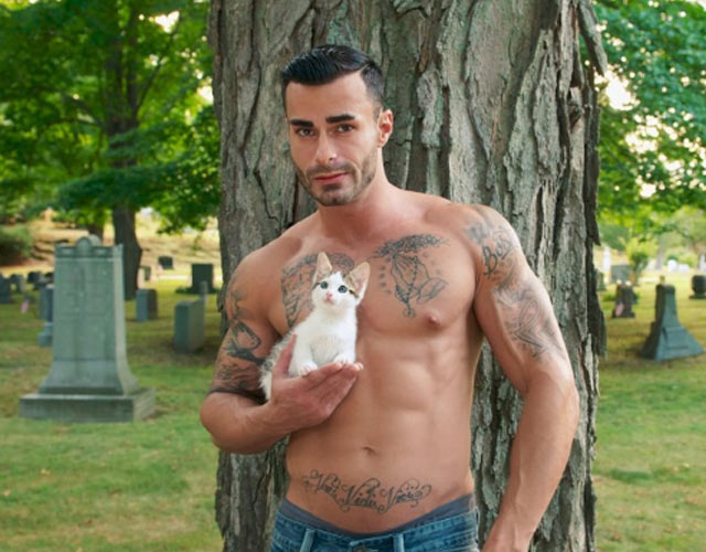 Tíos buenos desnudos y gatitos en el calendario Kittendales 2015