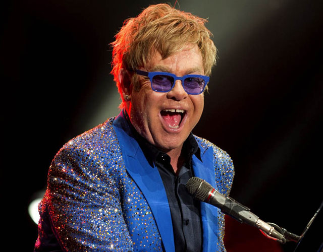 Elton John critica duramente la homofobia en un concierto en Rusia
