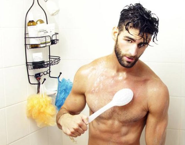 Fotos de hombres desnudos en la ducha para una campaña contra el sida