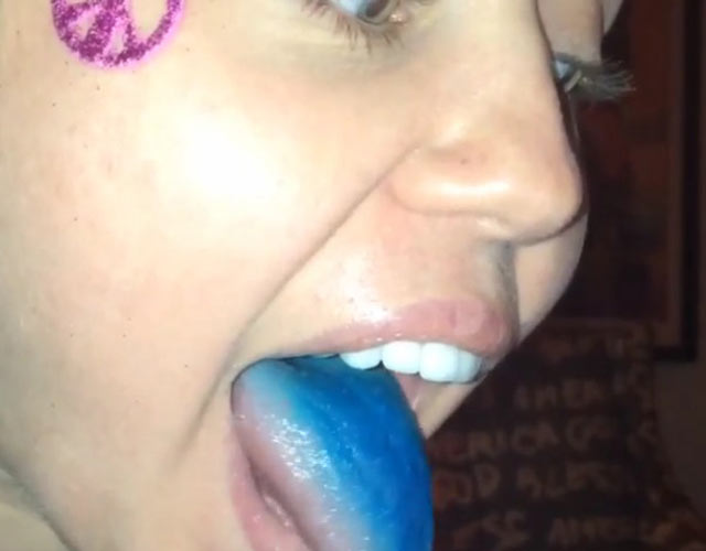 Miley Cyrus mueve su lengua azul al ritmo de... ¿su nueva canción?