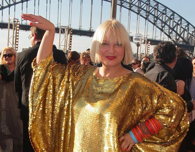 Sia regala sus premios Aria en Twitter tras ser criticada por no ir a recogerlos