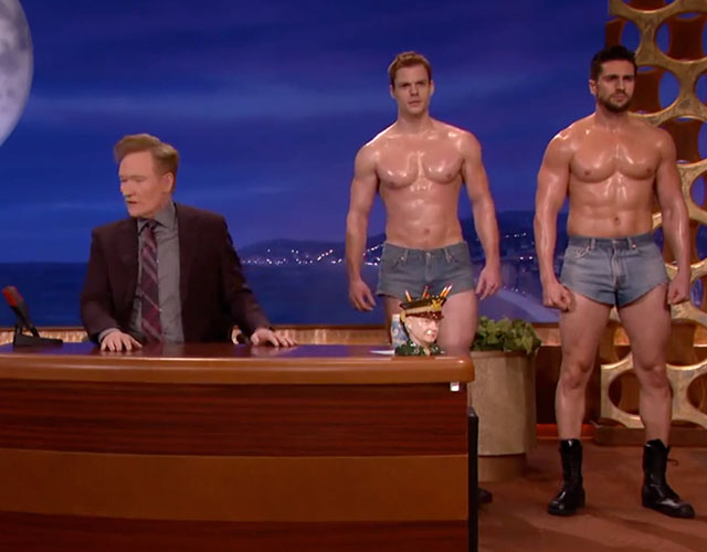 Dos hombres desnudos en el programa de Conan O'Brien
