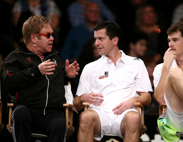 Elton John se cae de la silla en un partido de tenis