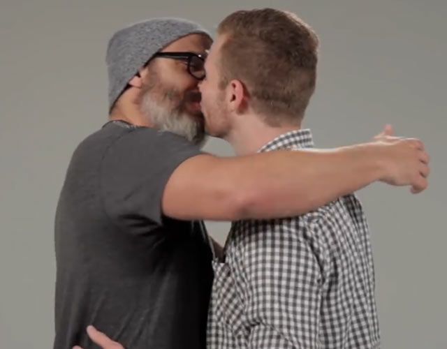 Hombres heterosexuales besándose por primera vez