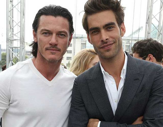 Luke Evans, con su novio Jon Kortajarena y familia en Bilbao