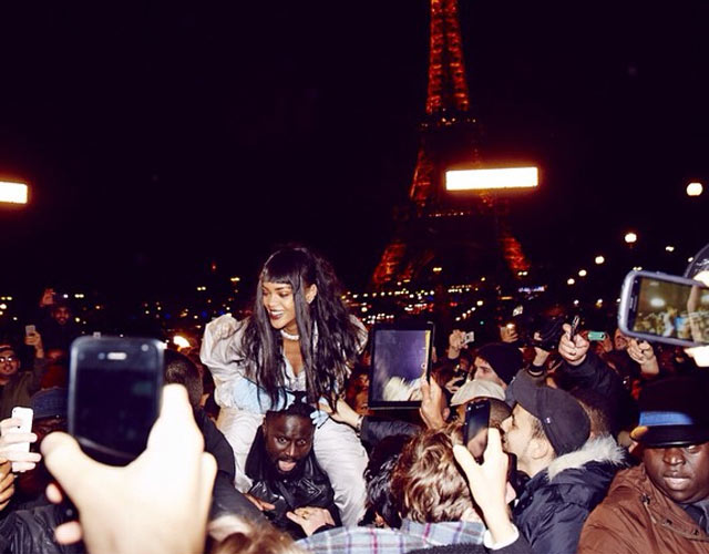 Rihanna graba vídeo en París rodeada de sus fans