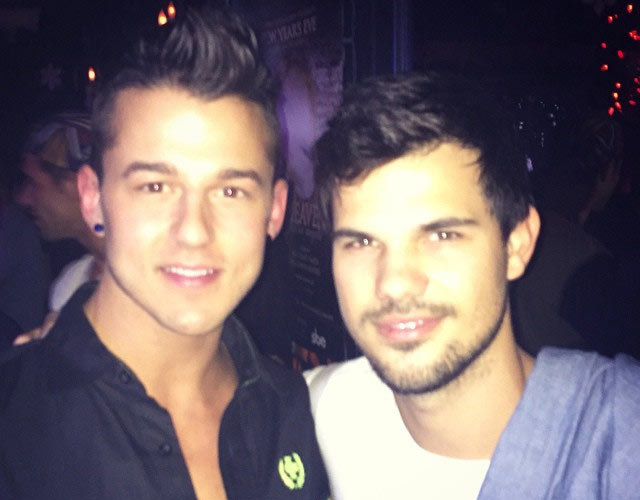 Taylor Lautner, ¿gay? Pillado de fiesta en un bar gay con un modelo de Andrew Christian
