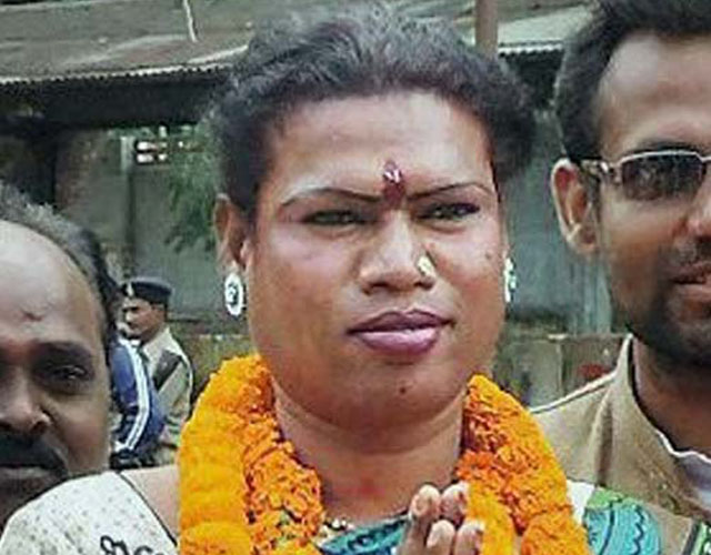 La India elige a su primera alcaldesa transexual