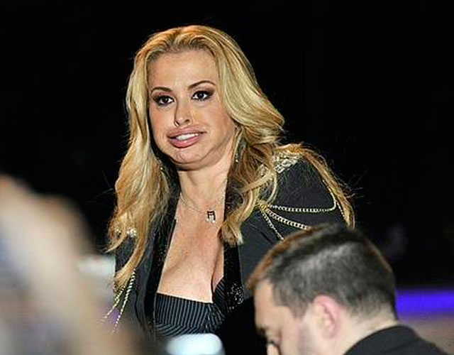 Anastacia se ríe de quienes la acusan de haberse operado la cara