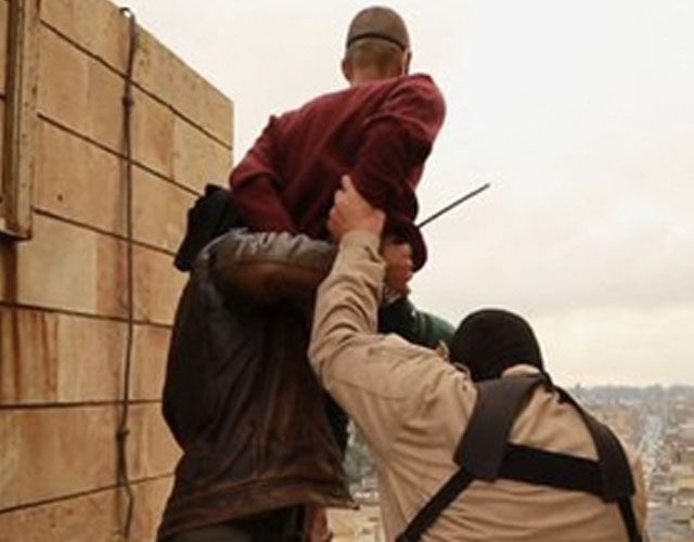 El grupo terrorista ISIS asesina gays lanzándolos desde edificios