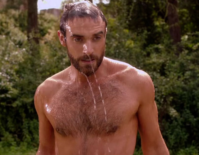 Joshua Sasse desnudo integral: el actor de 'Galavant' luce su pene