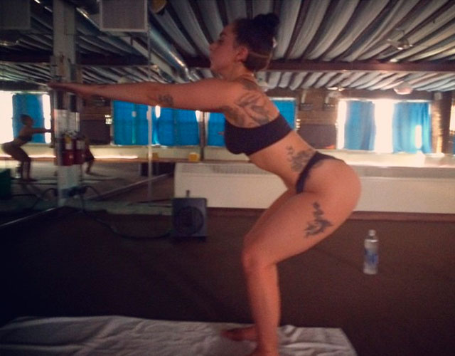 El culo de Lady Gaga haciendo yoga en tanga