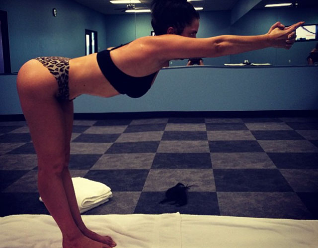 Lady Gaga practica yoga en bragas