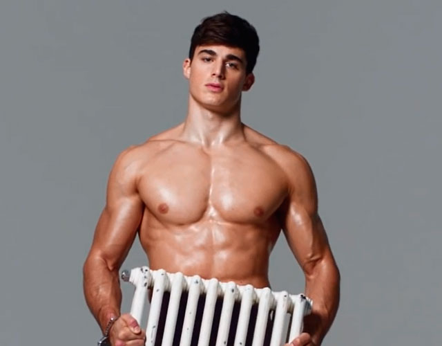 Pietro Boselli desnudo en el anuncio de un gimnasio