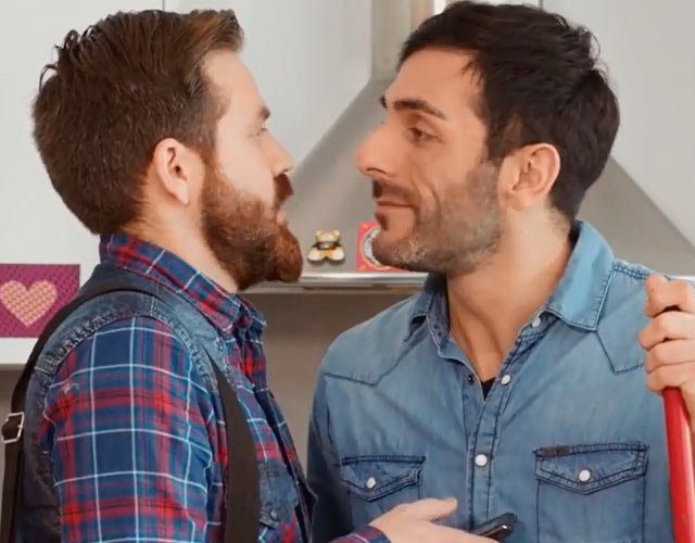 Anuncio de productos de limpieza Asevi con pareja gay