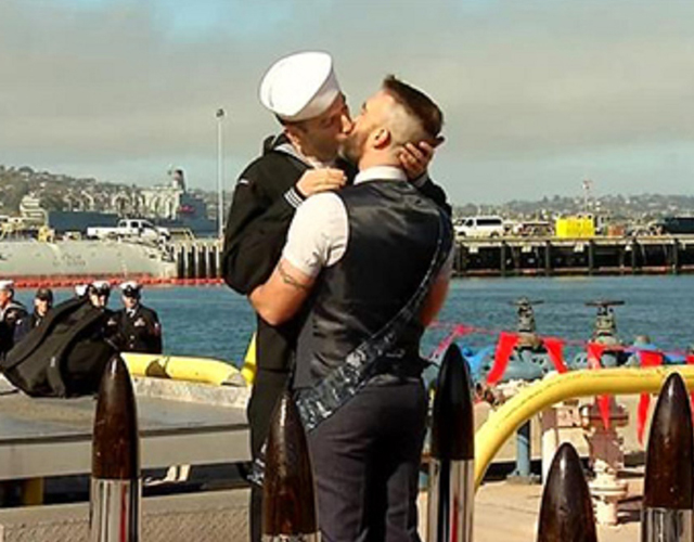 El primero beso gay en la Marina de los Estados Unidos