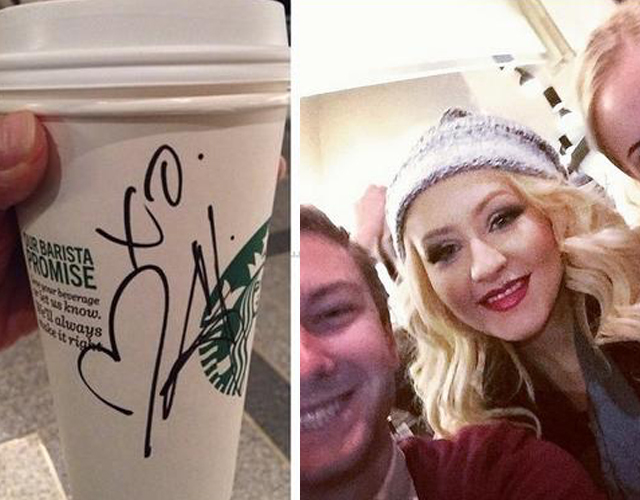Christina Aguilera entra a Starbucks e invita a todos a café