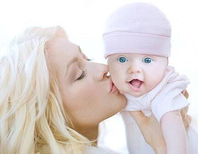 Christina Aguilera presenta a su hija Summer Rain en las revistas del corazón
