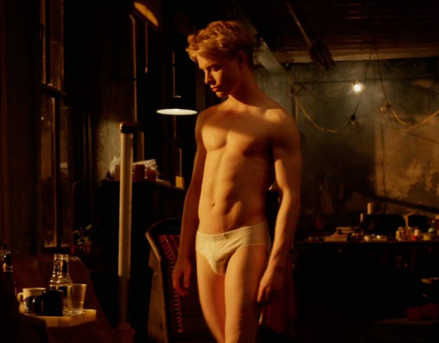 Freddie Fox desnudo en la serie gay 'Cucumber'
