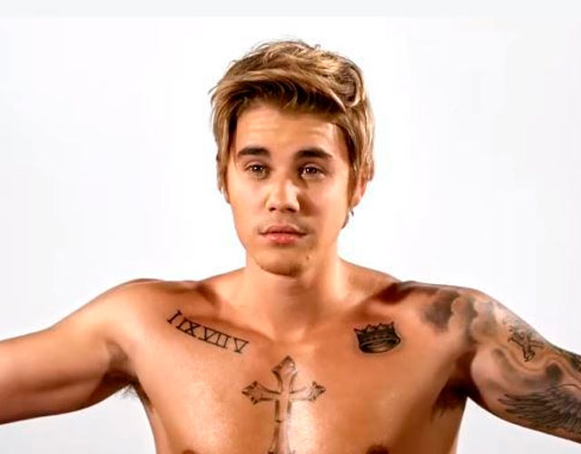 Justin Bieber desnudo recibiendo huevazos