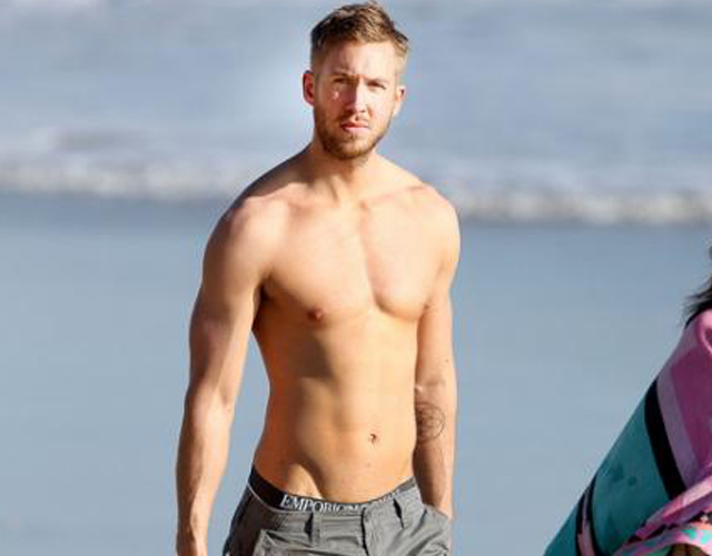 Calvin Harris sin camiseta en la playa