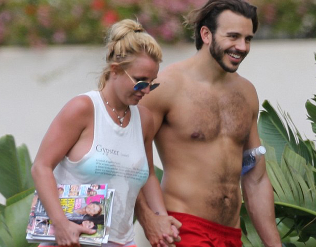 El novio de Britney Spears sin camiseta en Hawaii