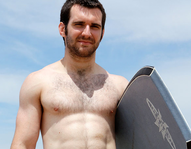 La última moda: practicar surf desnudo